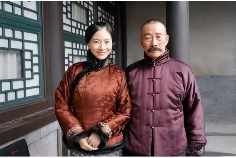 张作霖被日军炸死，举家痛哭，五姨太却跟没事人一样，打扮得花枝招展，陪日本客人。张