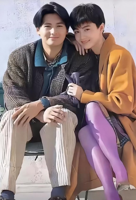 哇塞！瞧瞧这张年轻时周润发和林青霞的合影，简直绝了！发哥那帅得冒泡的模样，浑身散