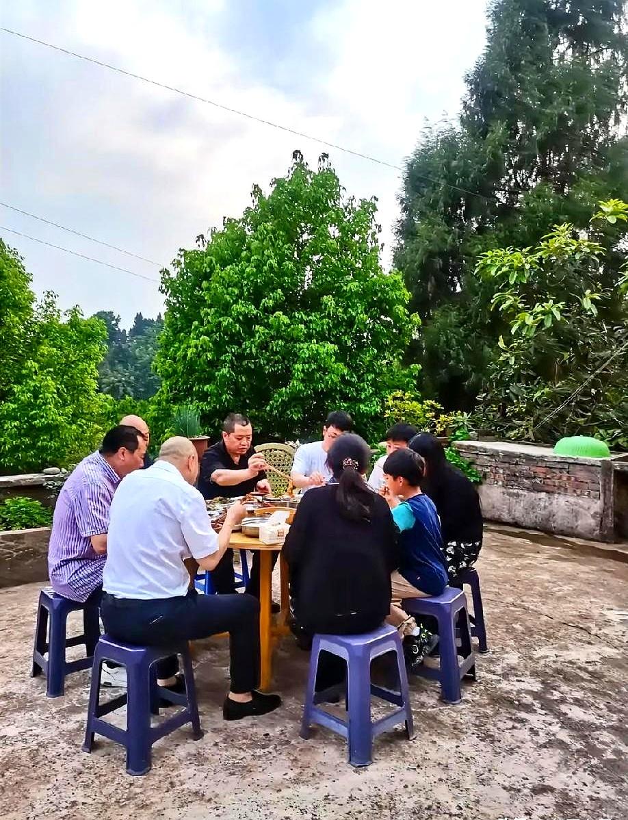 70块钱一天包吃包住，这种天上掉馅饼的避暑民宿你敢去吗？一对老两口兴冲冲进山，