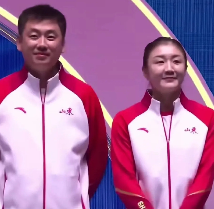 按理说，获得银牌应该比获得铜牌显得高兴一点吧，可是我们看到的却不是这样的场景。