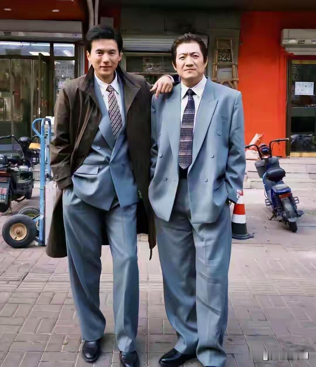 这二位大佬是谁？经常在影视剧看到，就是想不起来名字了
