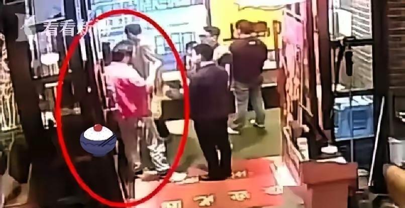 上海外滩和平饭店这次的处理方式，看完格外解气。 7月15日报道，网传有一众外