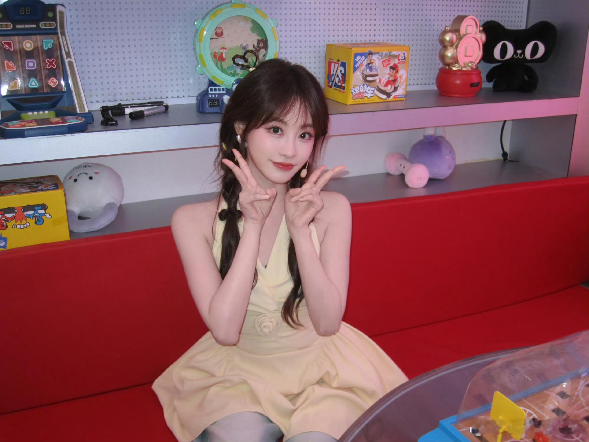 祝绪丹好奇宝宝上线这个祝祝就这样萌晕我了，瞪圆眼睛、凑近围观，完全是可爱小猫咪啊