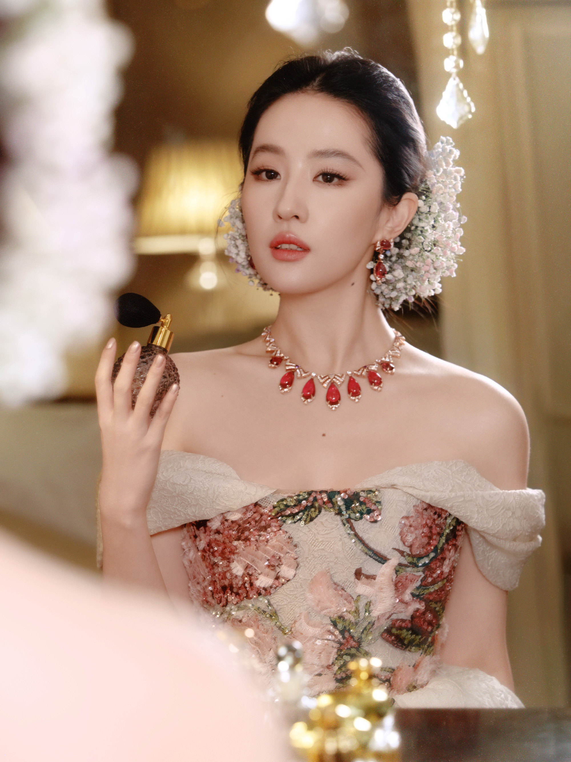 刘亦菲今茜是何年，菲Vogue盛典妆造贵气优雅上线。刘亦菲