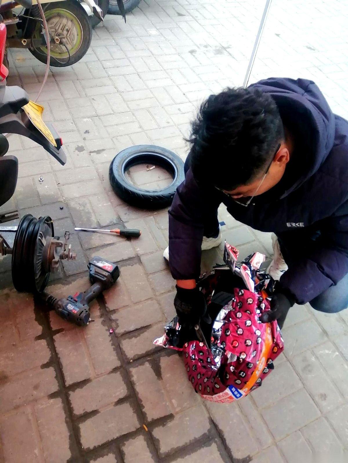 130块。就刚才，电瓶车后轮扎了，推到路边维修店，老板瞅一眼，开口130。我