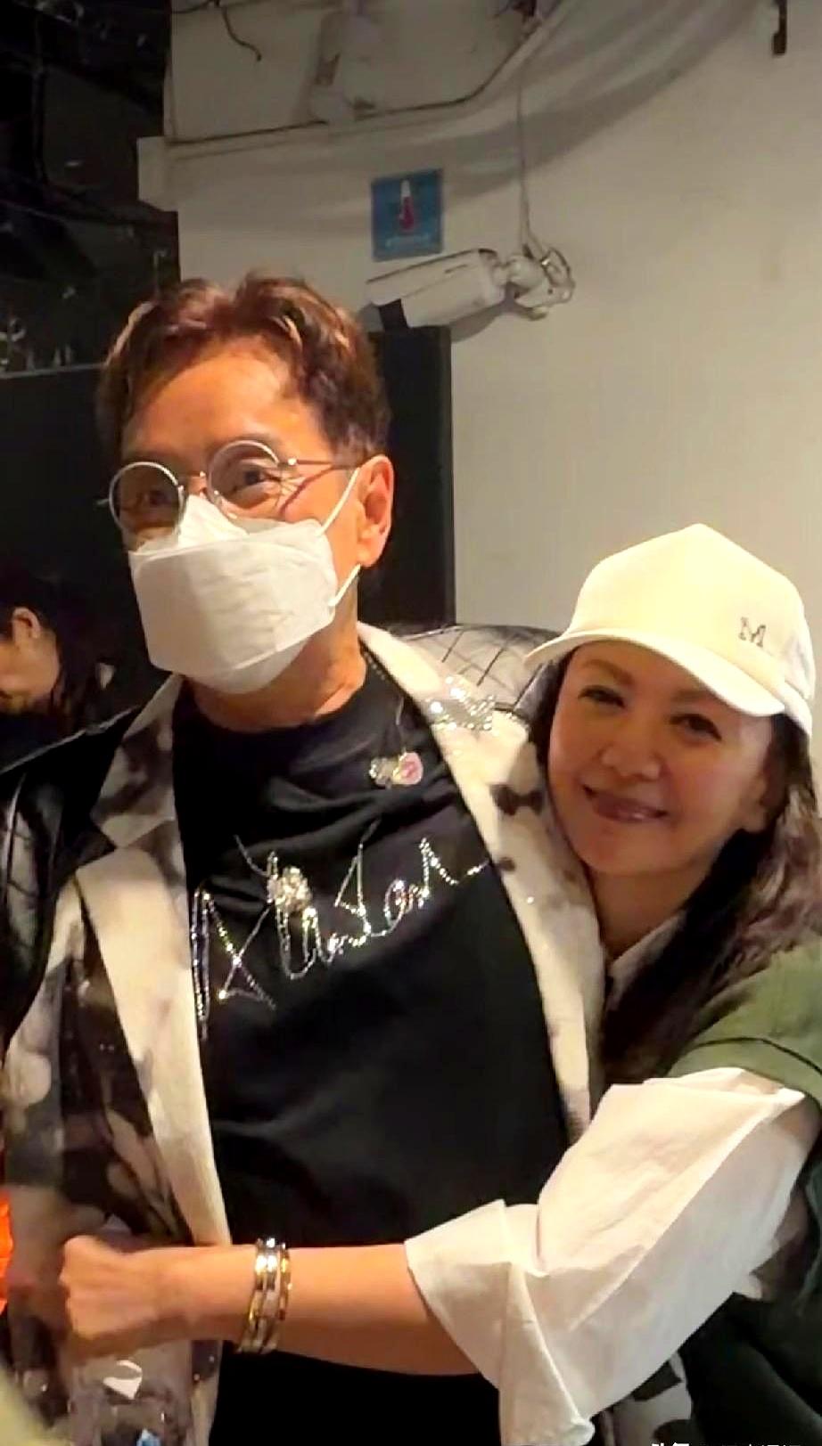 红馆后台那个拥抱，看得人心里一暖。曾华倩站在谭咏麟旁边，俩人笑得跟孩子似的，哪