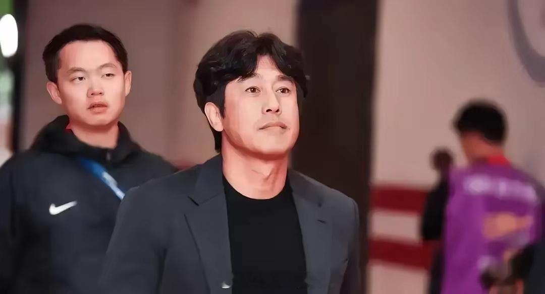 徐正源拍拍屁股回韩国，连一句“谢谢”都没留。三年把蓉城从保级带到前三，功劳写满