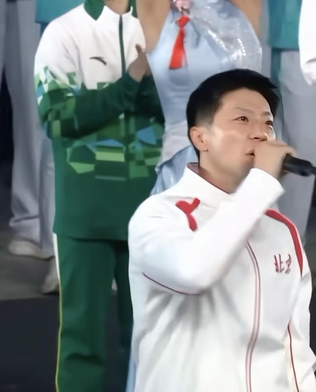 龙队在全运会上唱嗨了！[赞][鼓掌]龙队身为乒协副主席，已经荣耀加身，但他又以