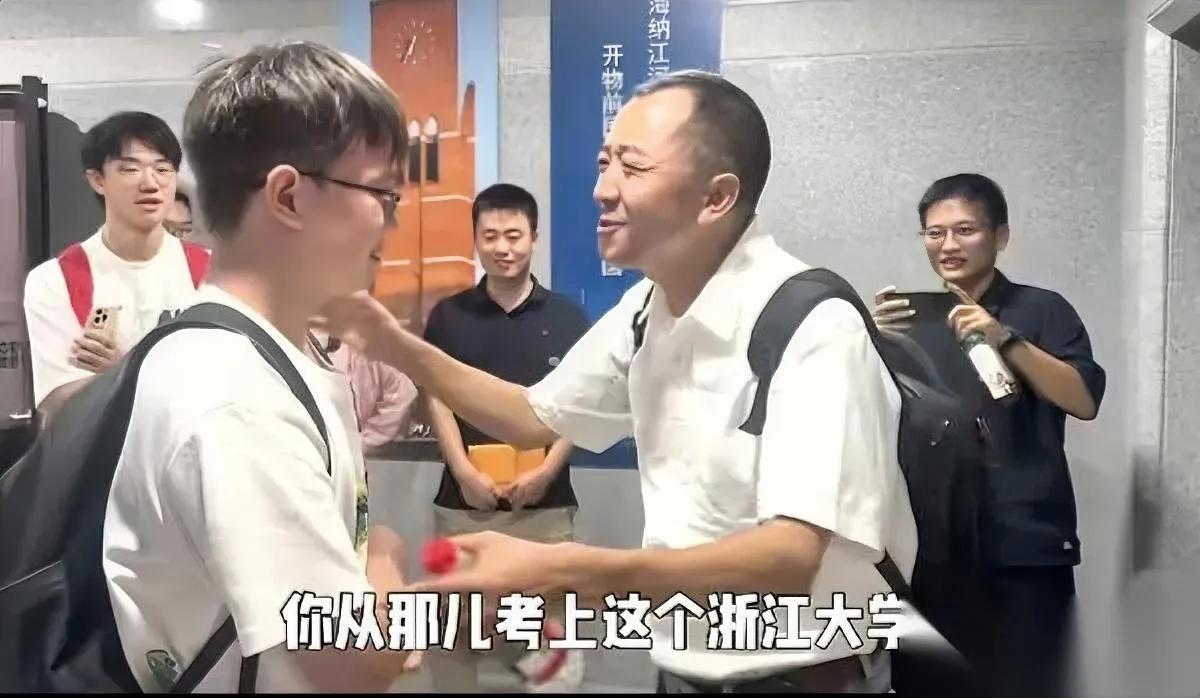 浙大演讲后这一抱看哭了这个巴东男孩为何泪崩?当向东升在浙大怯生生抱住陈行