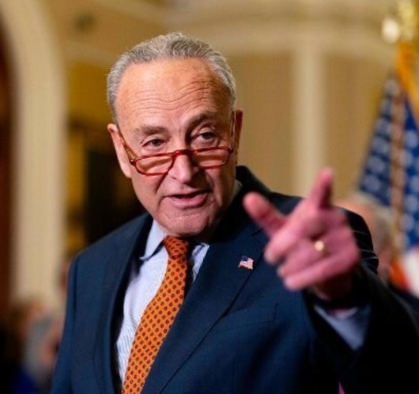 美国民主党参议院领袖查克·舒默今天发文说：“今天早上，公开报道称，美军空袭伊朗很