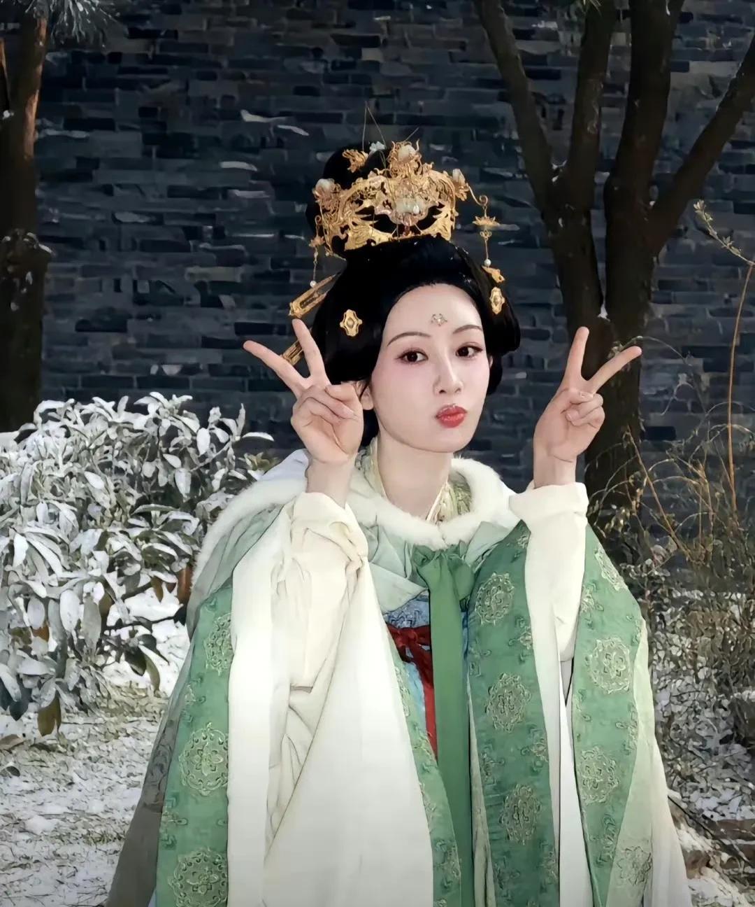其实我一直觉得，咱们杨紫的演技早就刻在观众心里啦！白玉兰视后这事吧，得之我幸，