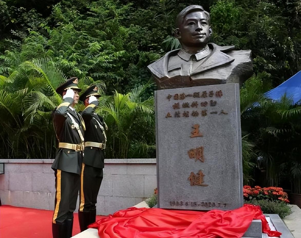 1956年的一天，王明健被两名没有任何军衔、职务标记的神秘军人，叫到学校