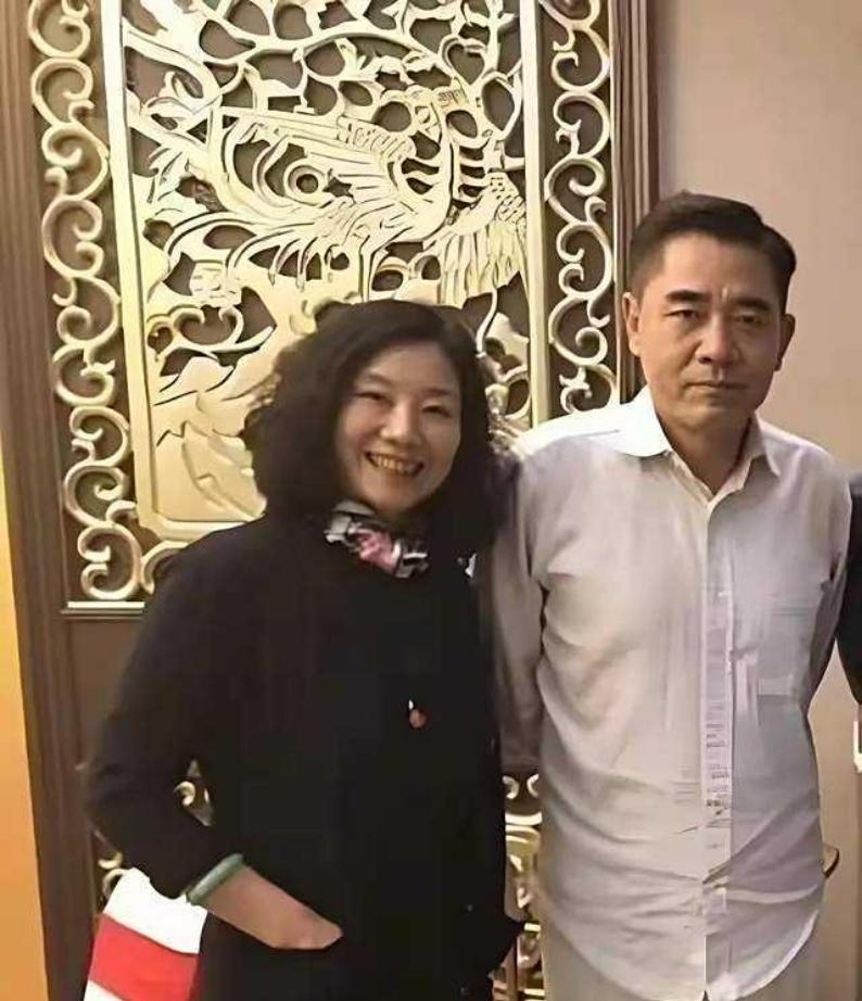 69岁陈宝国夫妇西湖被偶遇！39年婚姻，状态嫩过中年太好磕刷到西湖边偶遇陈宝国