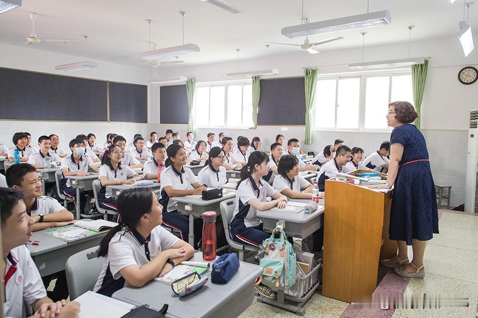 管不了纪律的老师，所教的学生成绩就一定不好！生活中这类老师并不少见。某中