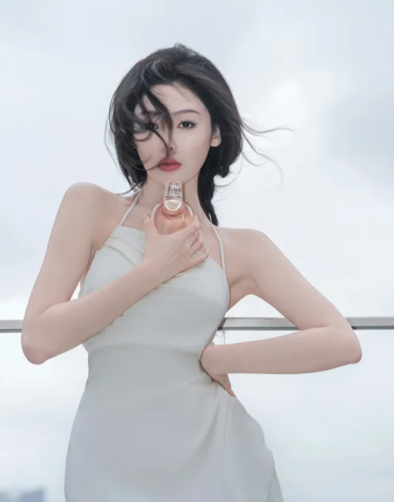 张天爱白色低胸礼服太好看了