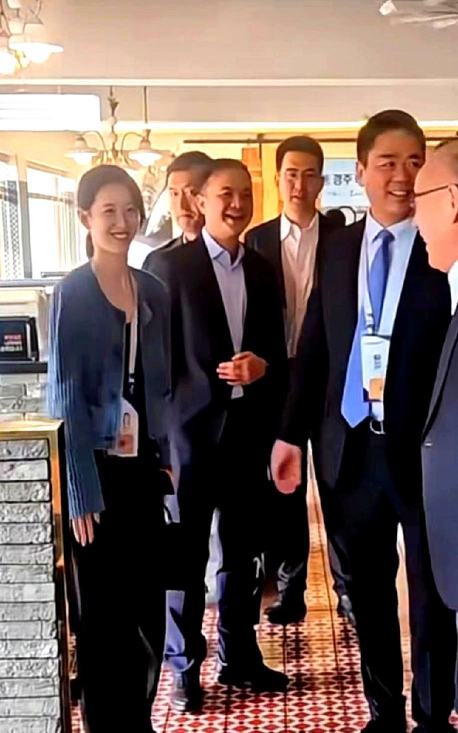 章泽天穿工装出席APEC，没人再议论她美不美了。她没穿裙子，没踩高跟，可全场最