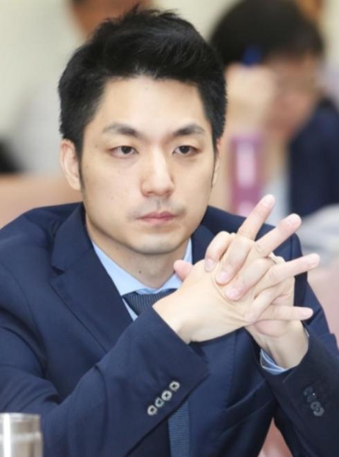 台北市市长、蒋介石的曾孙蒋万安直接把话撂下了！前阵子，面对媒体追问他要不要参