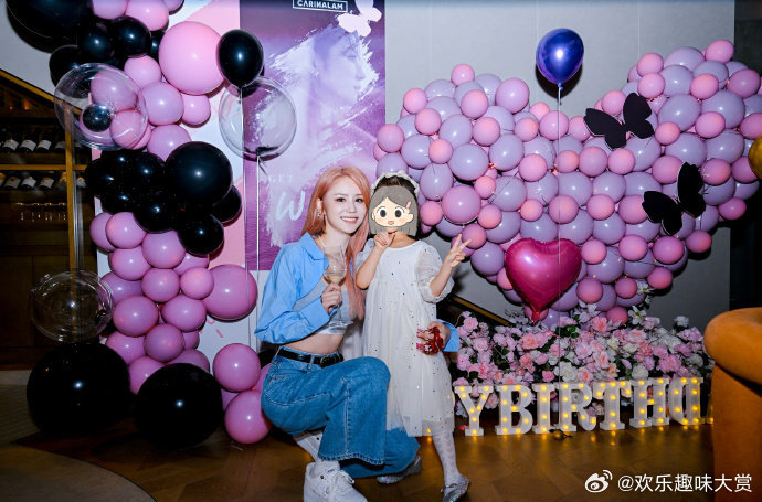 张馨月晒庆生照张馨月腹肌好明显，好自律啊！张馨月腹肌好明显​​​​