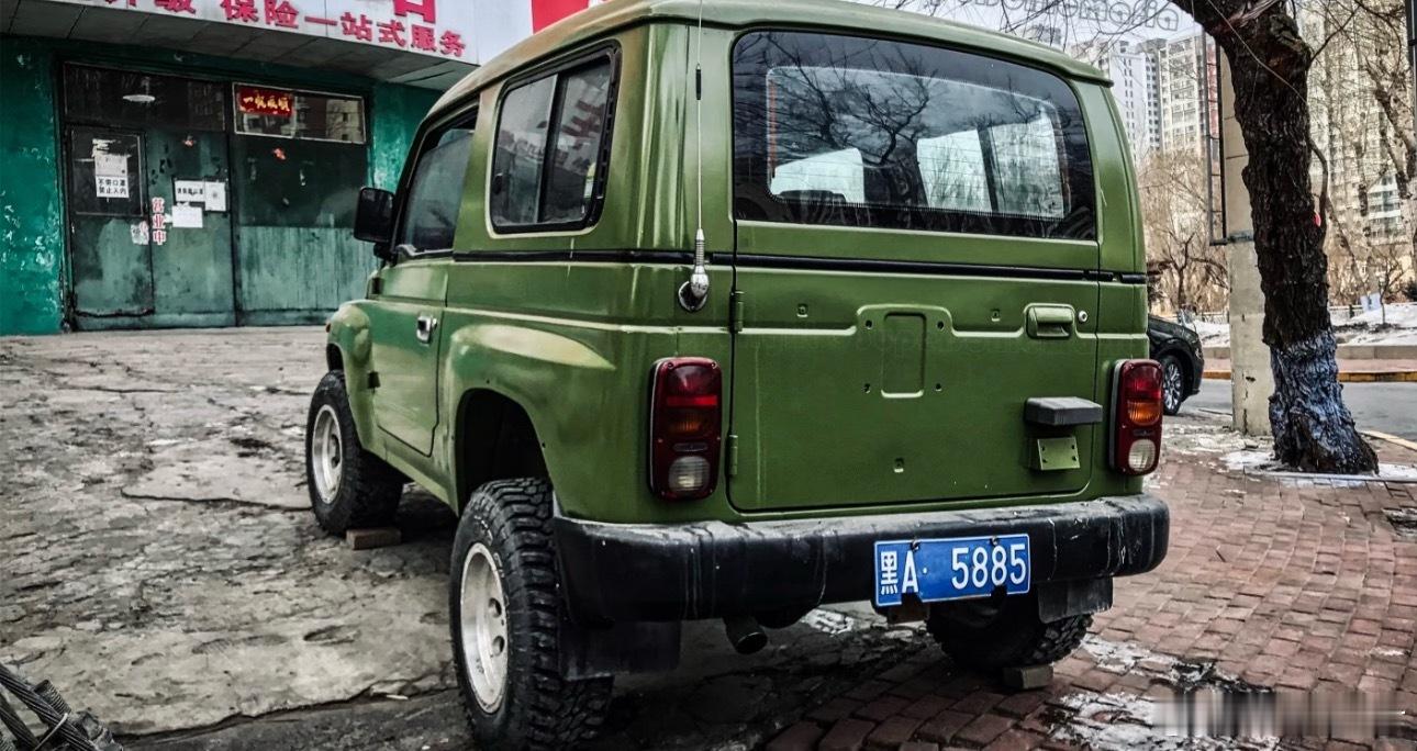 这不就是吉姆尼平替版吗？这看着行啊，好像是起亚吧有没有懂的家人们～