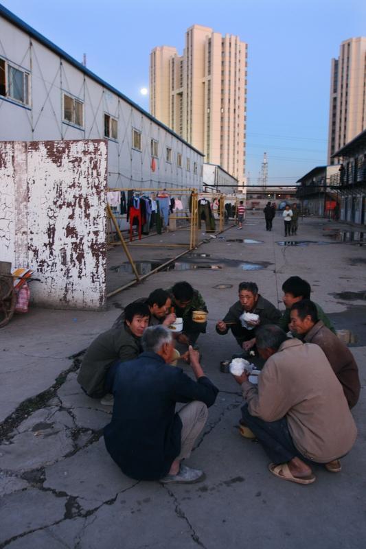 小区里的王姐离婚三年后，前夫突然冷不丁送来了一盒茶叶。她轻描淡写地提起当年那个下