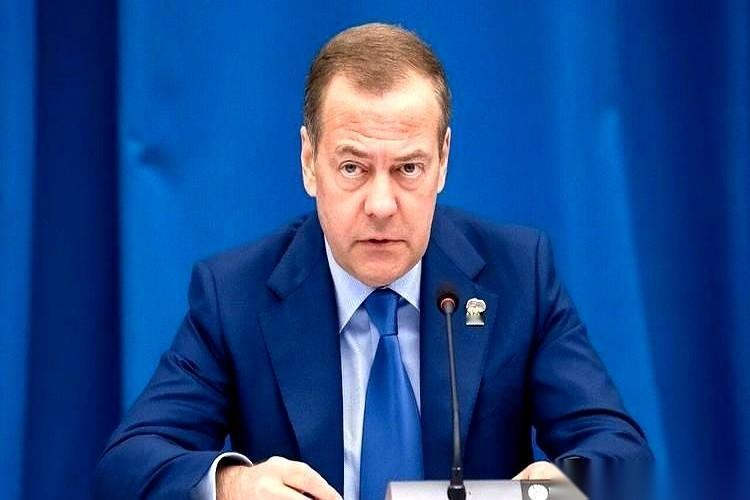 说真的，有时候看大国博弈，真跟看玄幻小说似的。主角都快被逼到悬崖边上了，眼看就