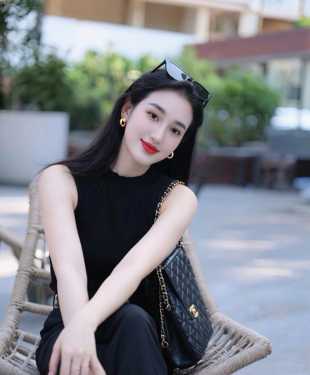 红妆美人坐，金链映日辉。