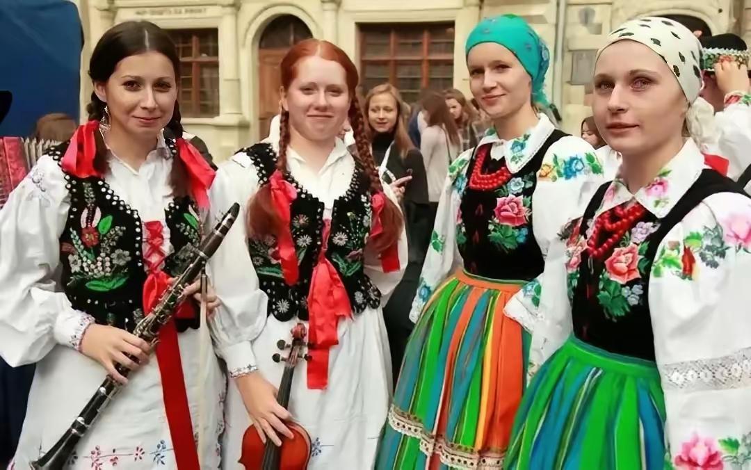 乌克兰战后重建不要接，俄罗斯远东开发不要接，越南高铁建设不要接，印度的生意