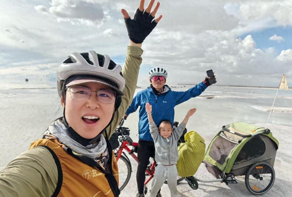 “太尴尬了！”近日，四川成都，一对喜爱骑行的夫妇耗资50万，带着5岁的孩子周游4
