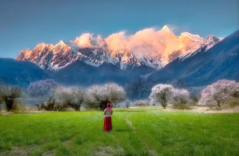 见过太多人把日子过拧巴，其实根源就藏在三种糊涂行为里。人穷的时候别过度较真