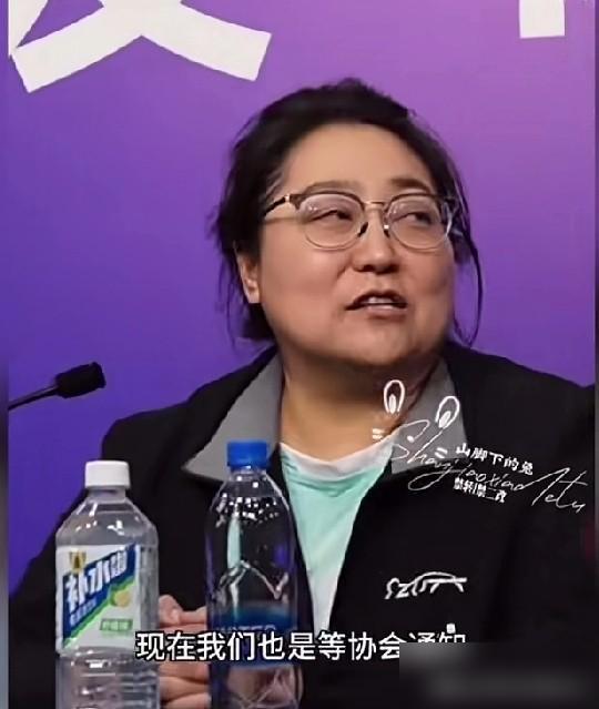 四火哥说签了孙颖莎这事是假的。根据深圳大学的胖教练高老师的赛后采访中能判断出来。