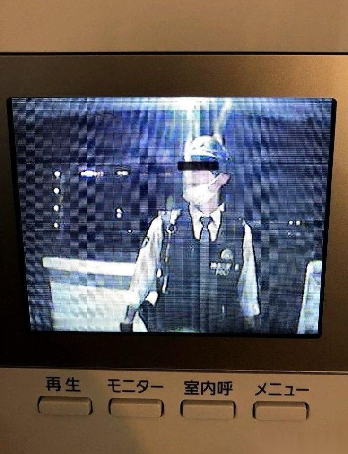 据日本网传的一段租房经历，有个小哥刚搬进新家，顺手在客厅墙角安了个监控。几天后