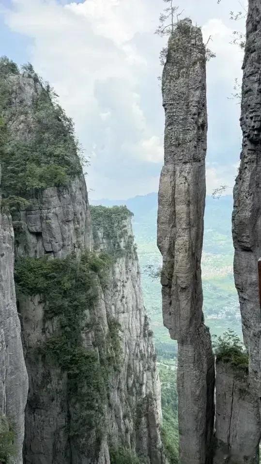 神奇的自然“一炷香”位于湖北恩施大峡谷国家地质公园内的七星寨景区，是喀斯特地貌