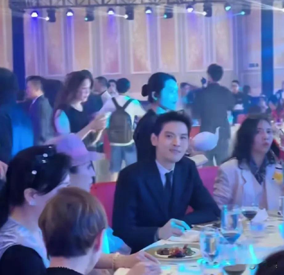 在如今这个纷繁复杂的世界里，对于女性而言，最美好的事莫过于邂逅一个将你视若珍宝、