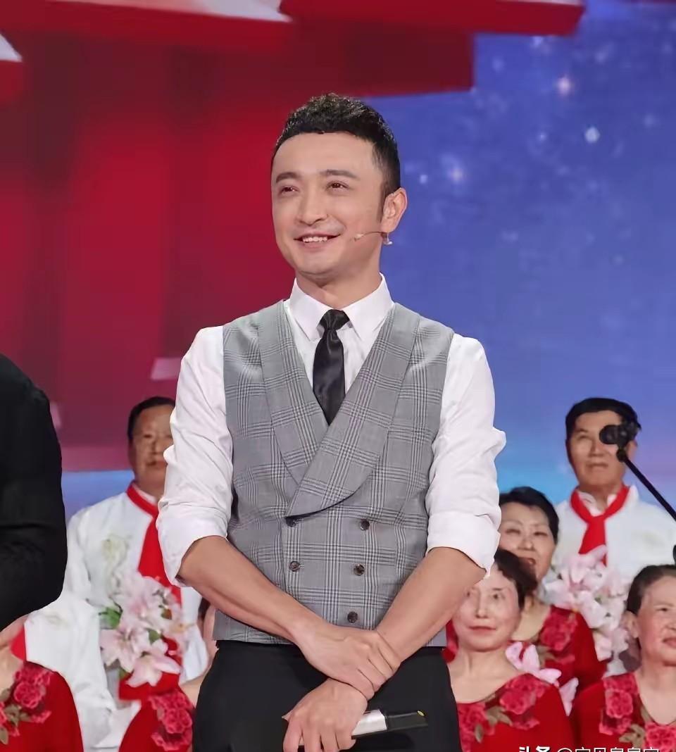 话筒突然没声了，尼格买提的手指在话筒上轻轻一叩，对着魔术师眨了眨眼。聚光灯烤得