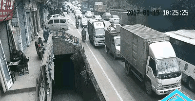 货车赔一半，地道没护栏业主赔一半，再各加半年营养费，误工费等[思考]