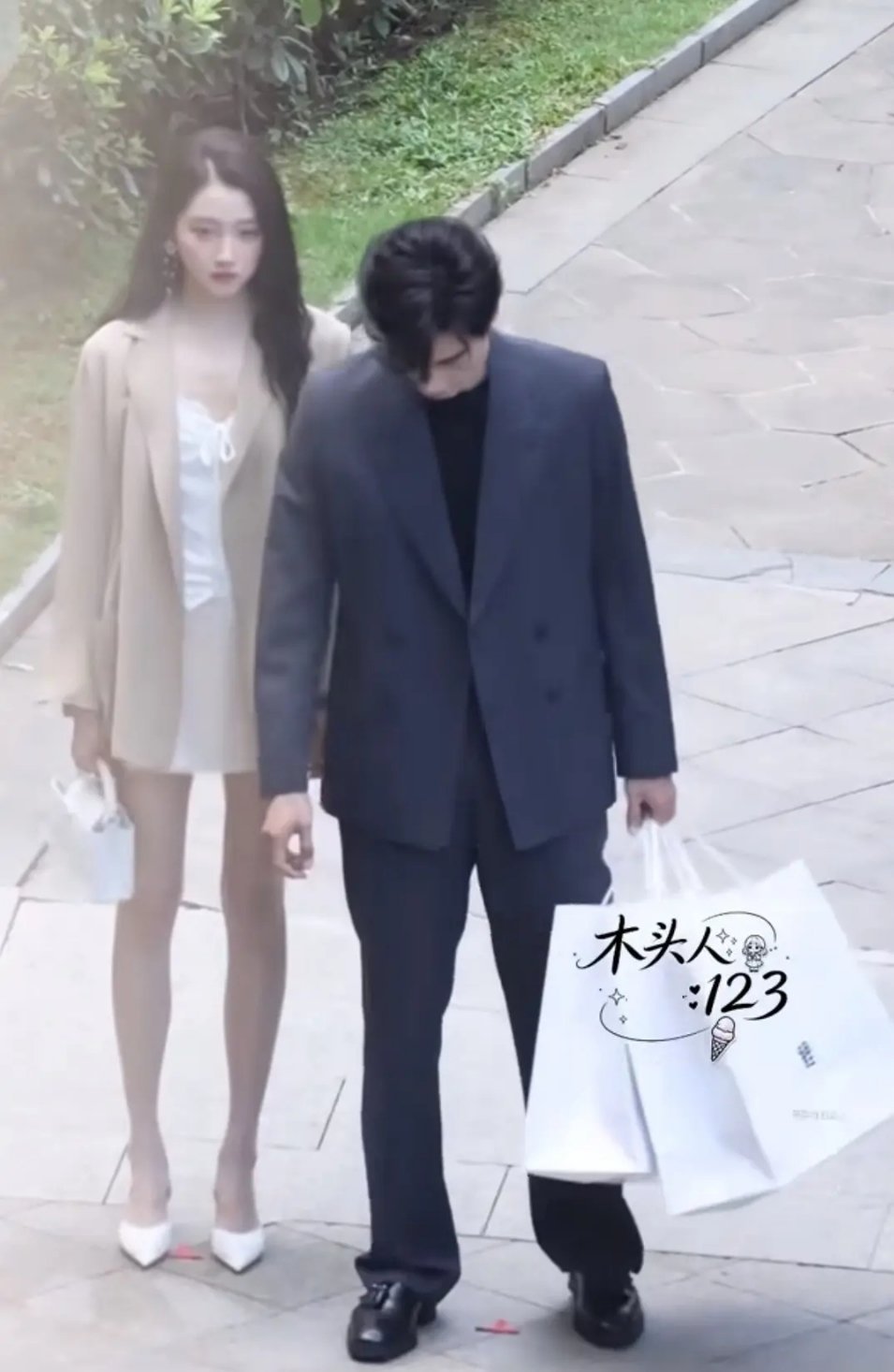 红掌大事很妙啊，关晓彤这个长腿绝了