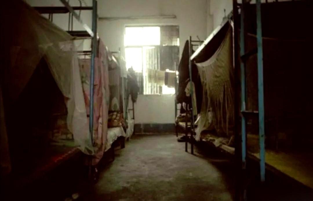 那床崭新的被子，就是你跑不掉的第一个坑。别不信。一进宿舍，毛巾牙刷沐浴露，恨