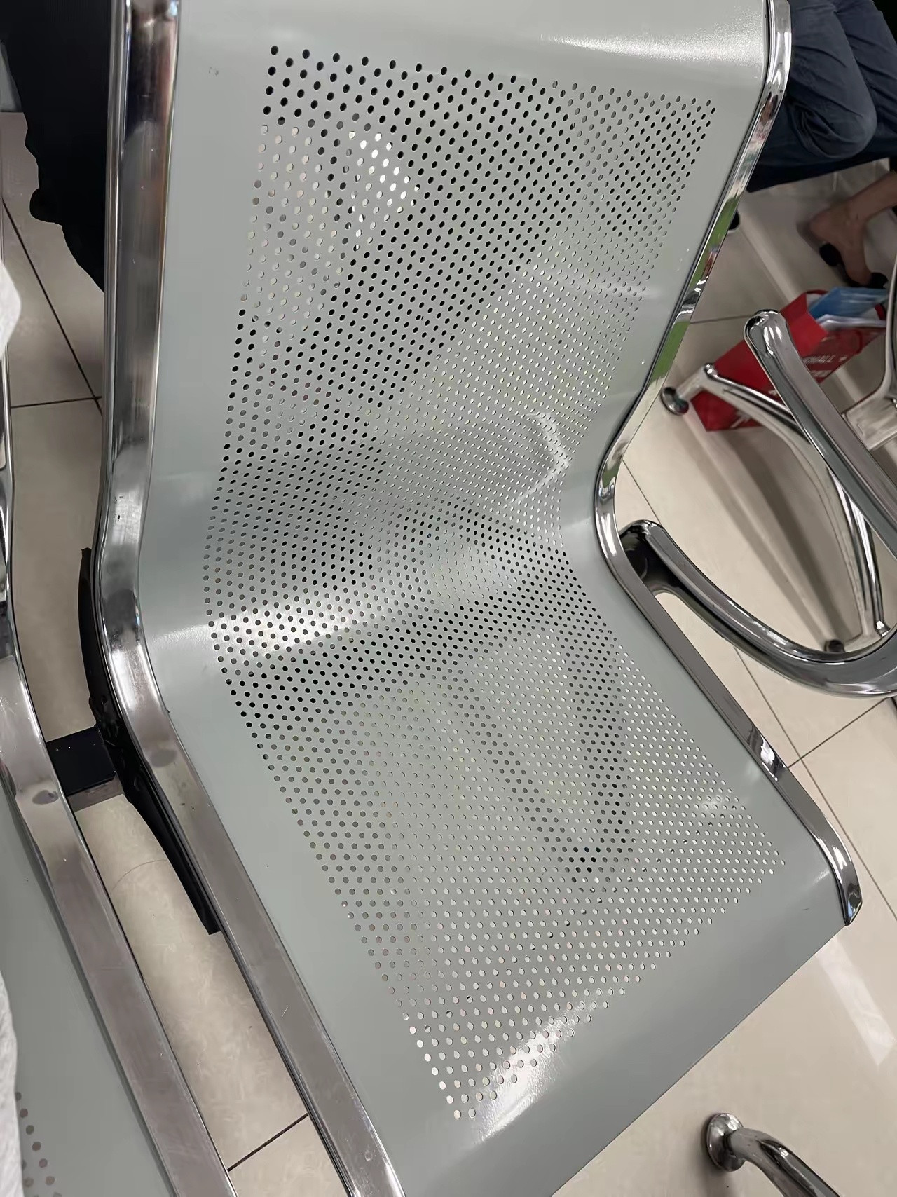 一直有个疑问，医院候诊区为啥清一色全是金属凳子？难道单纯就是为了结实耐用吗？每次
