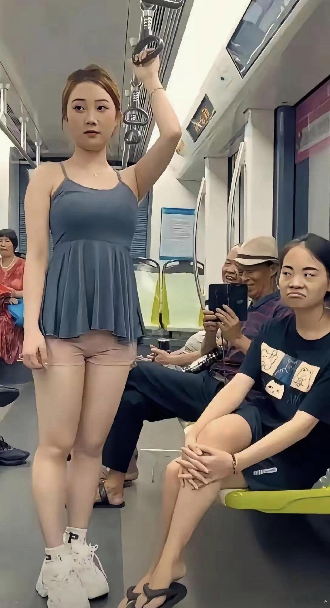 这类人是什么心态，为什么会做这样的表情？