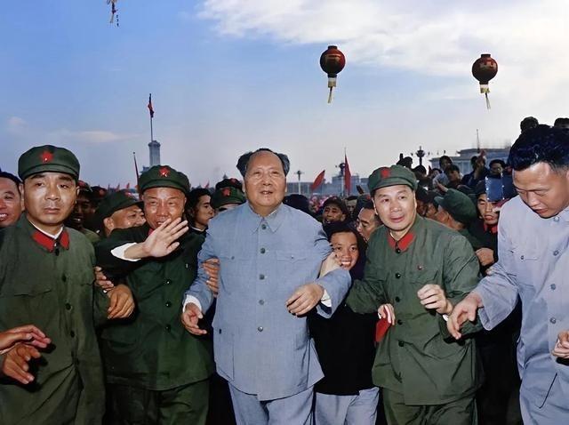 1966年10月庆典，毛主席走下城楼，准备与群众们一起庆祝，杨成武和萧华两位上将