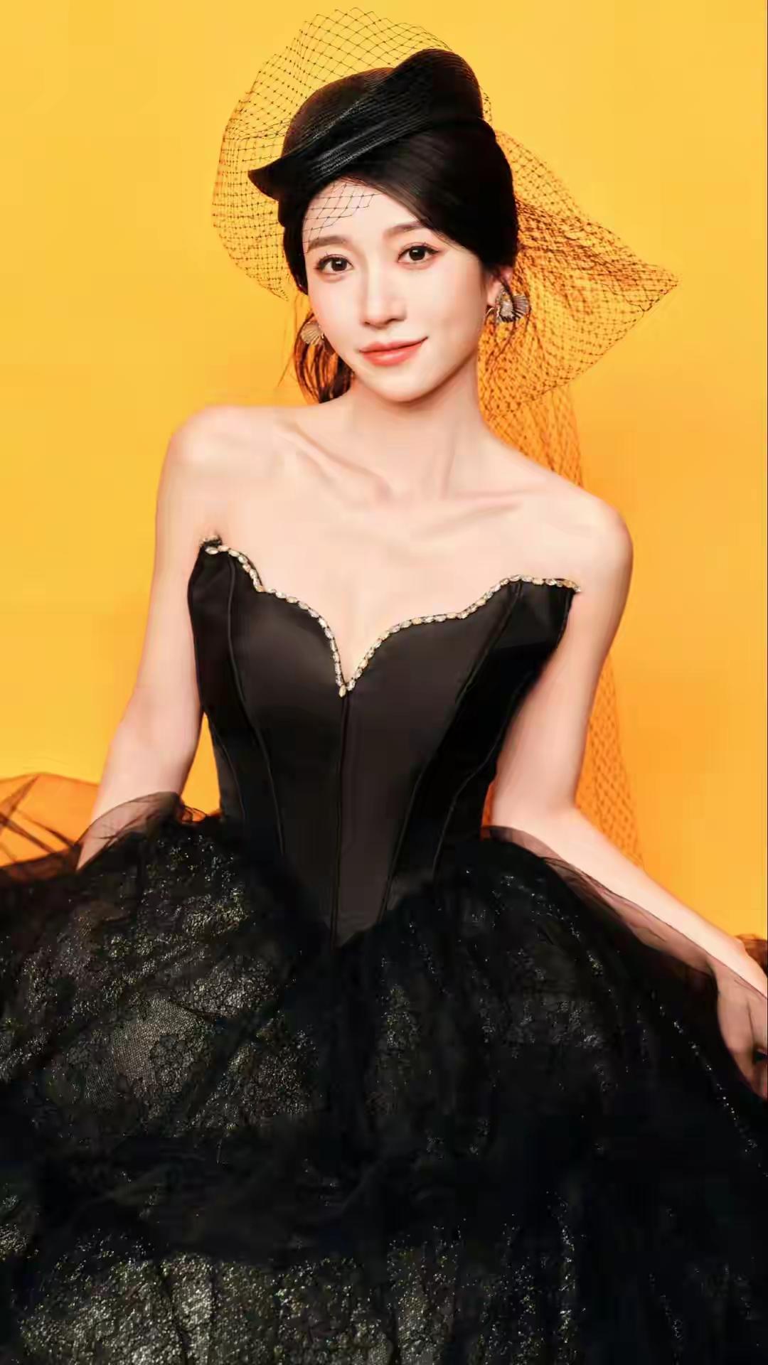 美女壁纸～王格格，光影为幕，风格为翼，她在不同造型里解锁着多元魅力。从温柔到明