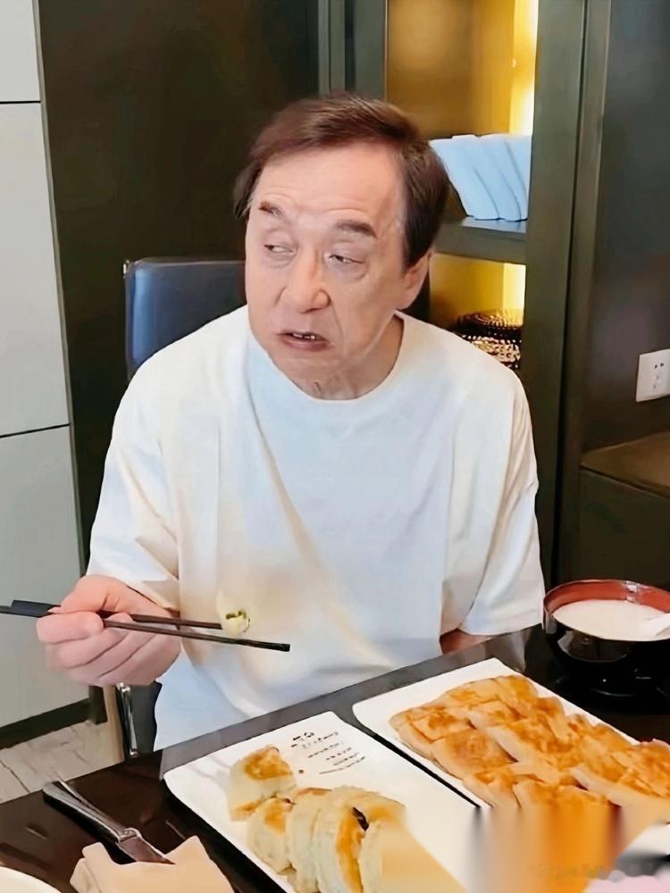 72岁的成龙，现在连觉都快不敢睡了。他交了老底，私下日子极其无聊，平时就缩在