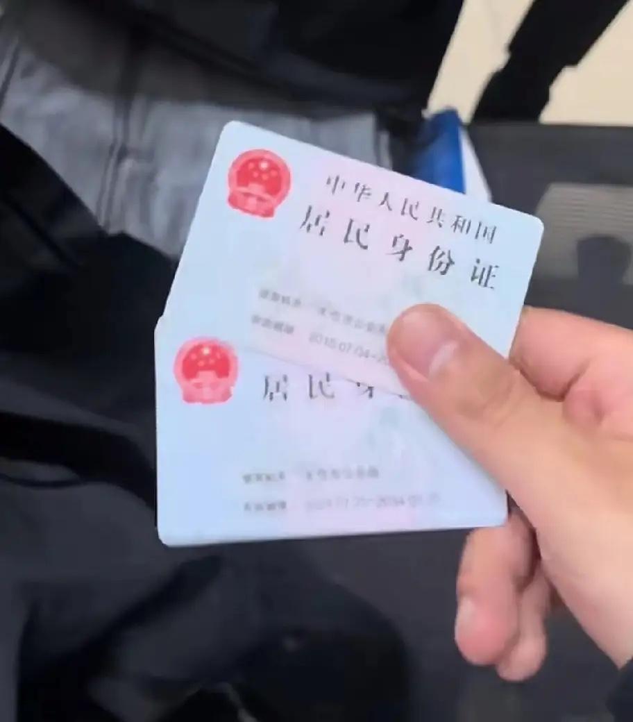 近日，一男子身上发生了一件稀罕事！他买购了一件冲锋衣，吊牌还在，只是在冲锋衣的衣