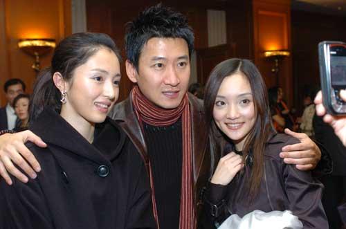 董璇长得乖巧，她女儿小酒窝长得也乖巧。美丽的董璇闪闪惹人爱的小酒窝，母女俩都长得