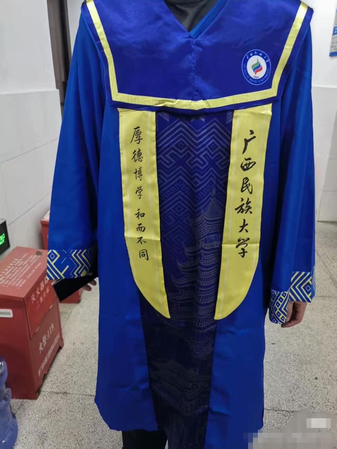 这所大学不知道谁设计的学位服，总感觉怪怪的，看网友评论区，更让人哭笑不得[捂脸哭]