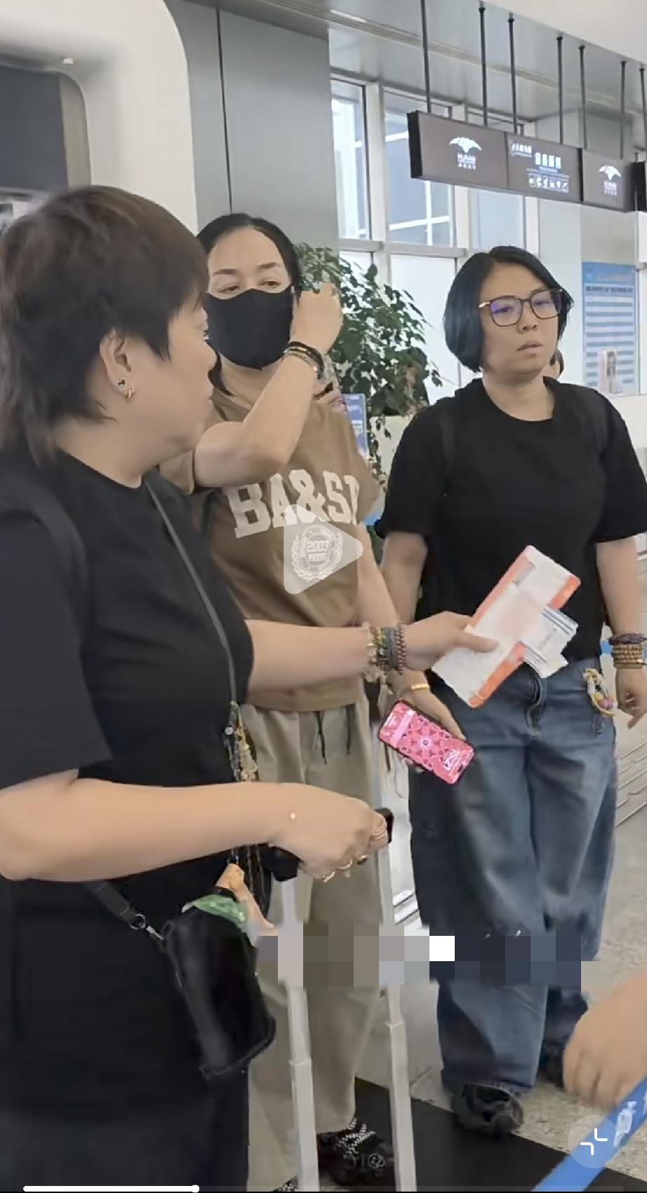 5月30日，那英录完《歌手》后准备离开长沙在机场被偶遇，她太疲惫了，走路总是低着
