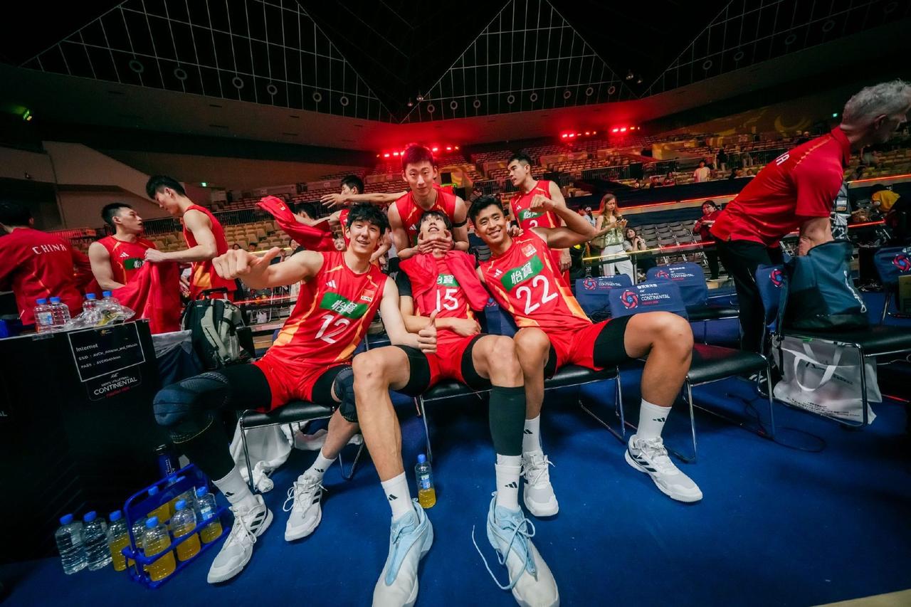 咱们中国男排今天8进4的对手是韩国男排，比赛时间是晚上的18点30分。昨天输