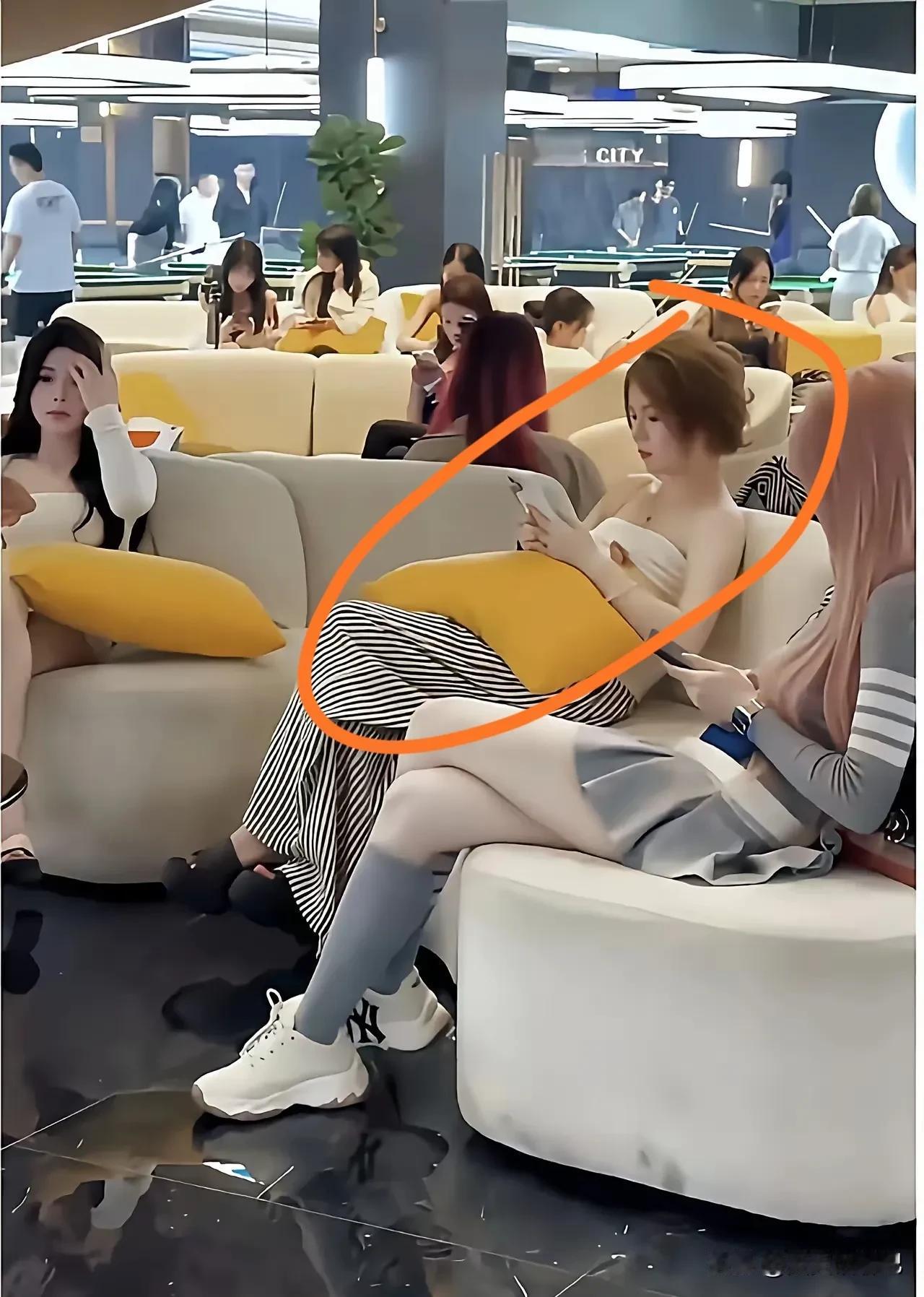 现在的台球室都变了味了，和以往相比都多了好多美女，这些美女漂亮性感，也不知