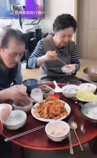 中国女子远嫁韩国，每天发视频分享她婆婆做的饭菜，6个人吃一盘大白菜，感觉非常的丰