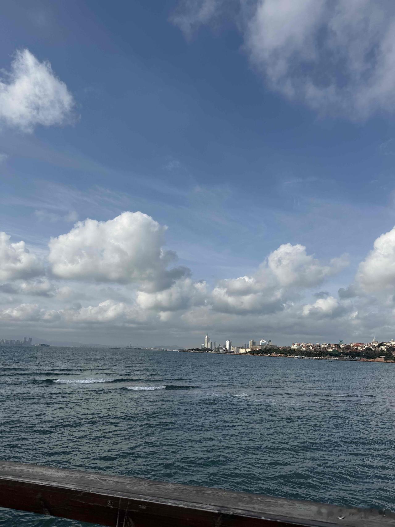 我昨天上午从天泰体育场出来顺道又去了青岛第一海水浴场，我坐下来看着鸟云密布的天空